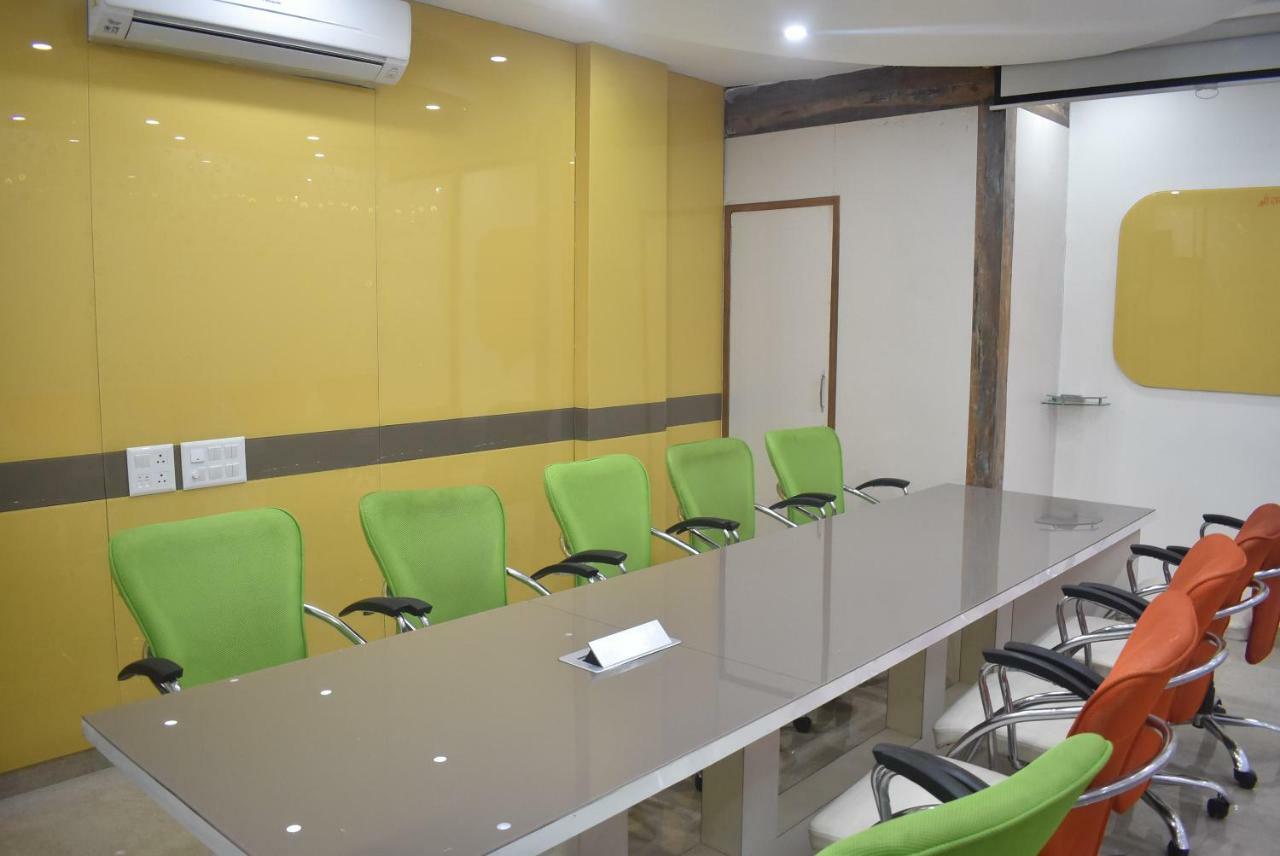 Готель S.R. Residency Zirakpur Екстер'єр фото